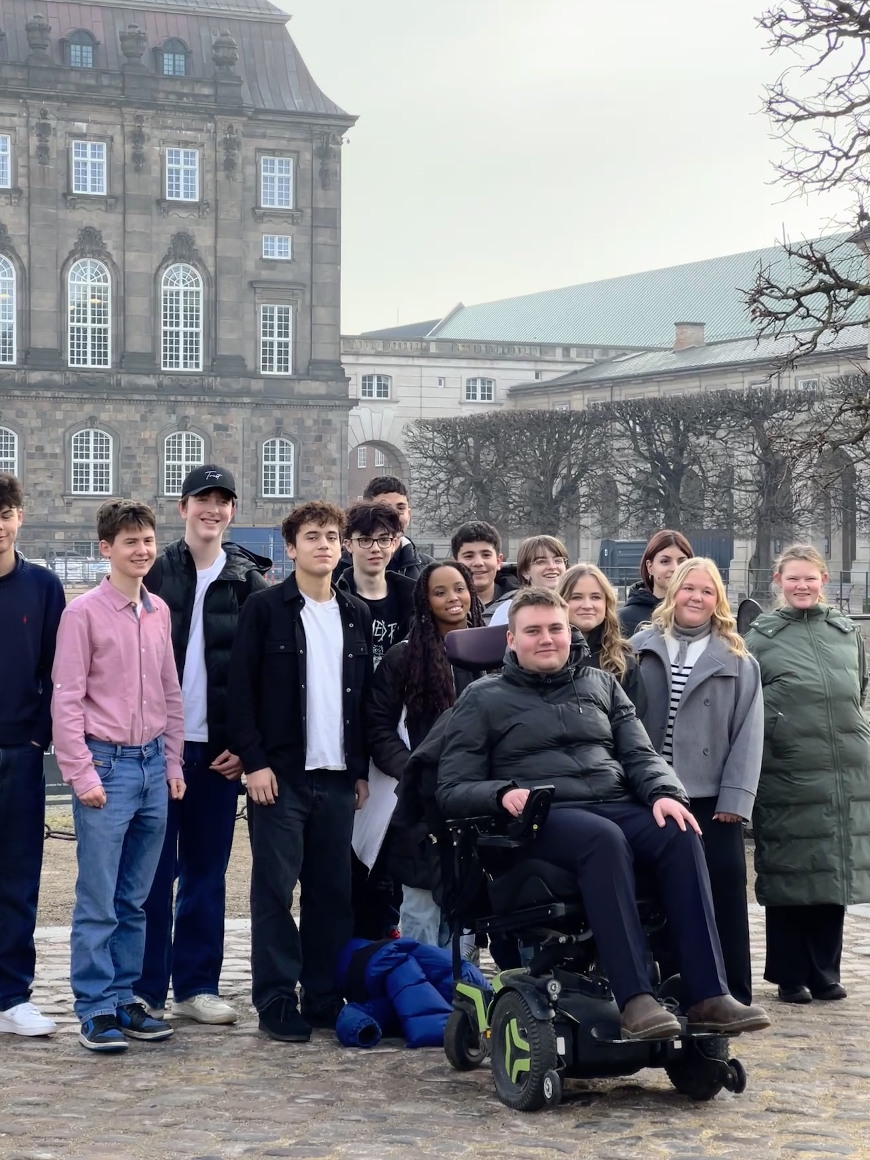 Ungdoms EU-topmøde 2025, hvor de unge mennesker står ude foran Christiansborg.