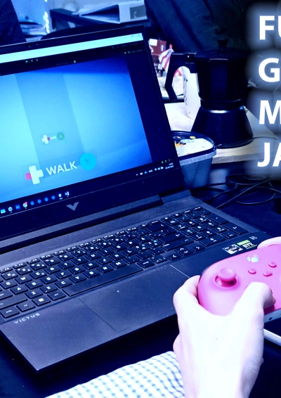 en person spiller controller med laptop