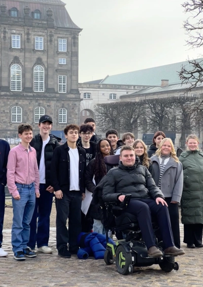 Ungdoms EU-topmøde 2025, hvor de unge mennesker står ude foran Christiansborg.