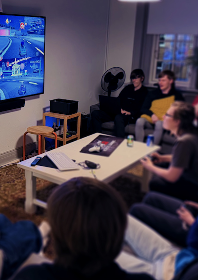 folk spiller i sofaen til tv