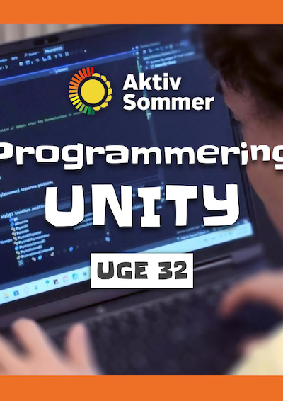 person kigger på computer med kode