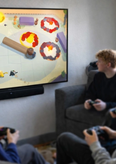 Unge som spiller spil med controllere på tv