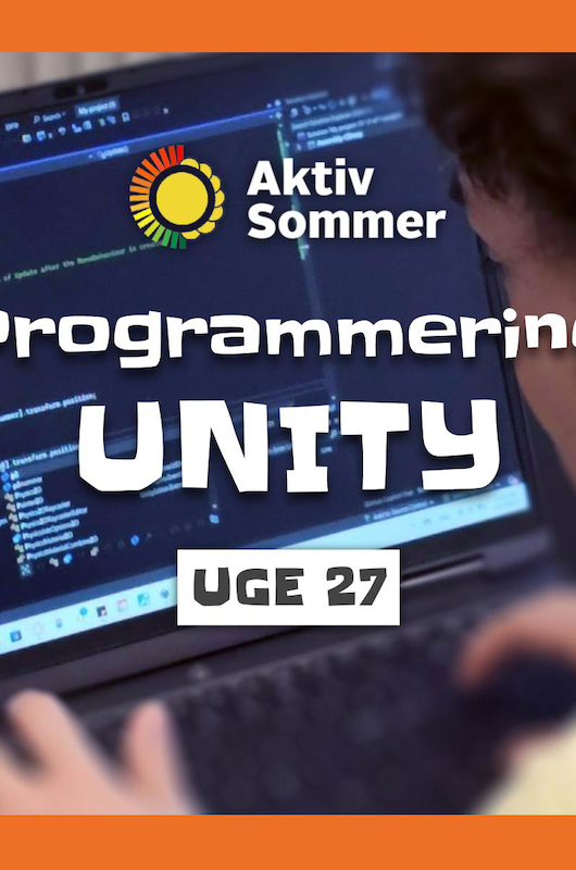 person kigger på computer med kode