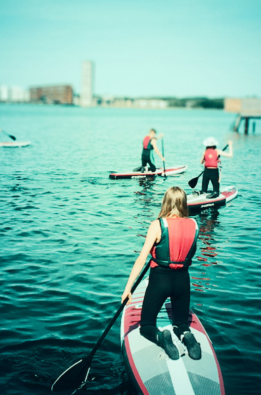 Elever på stand-up paddle board