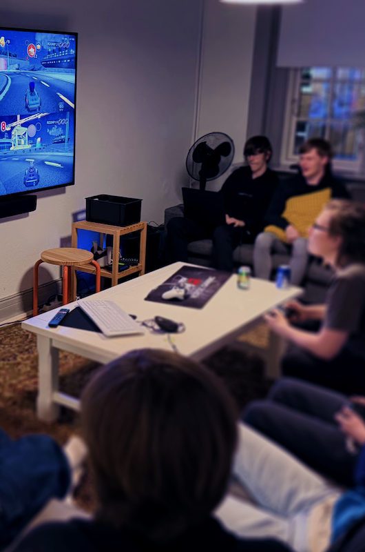 folk spiller i sofaen til tv
