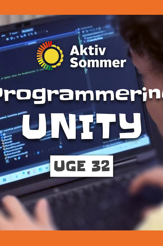 person kigger på computer med kode